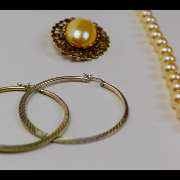 Pearl necklace with a coat pin and earrings set - Picture 2 of 8